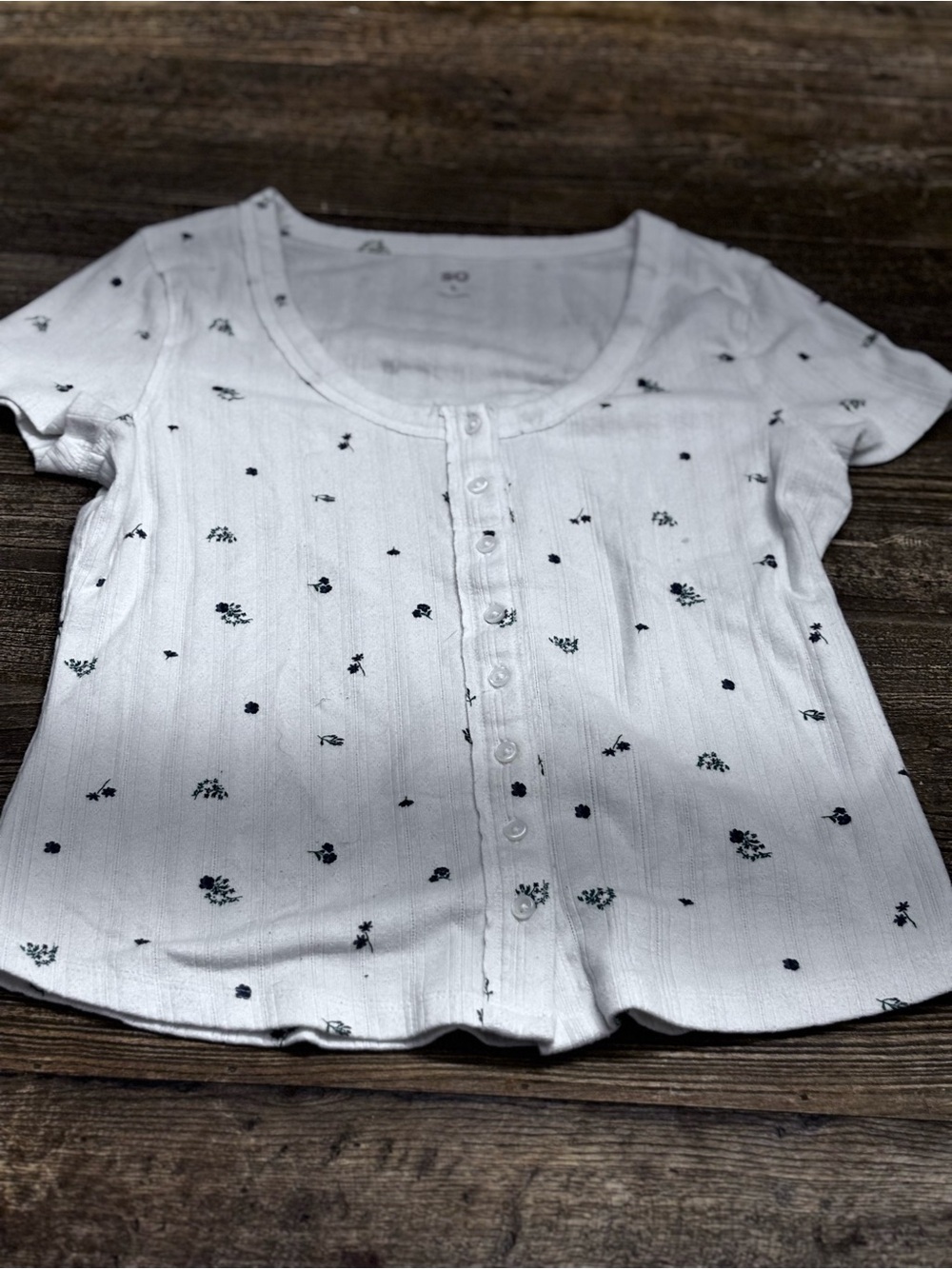 White Button-Front Short Sleeve Top with Tiny Floral Print ( No stains)